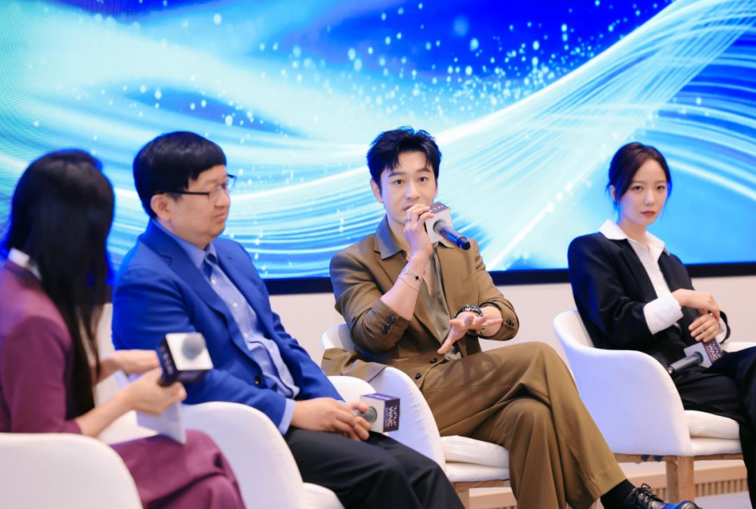 WAIC昆仑万维专场:黄晓明分不清AI和真人,王珞丹凌晨4点抽卡