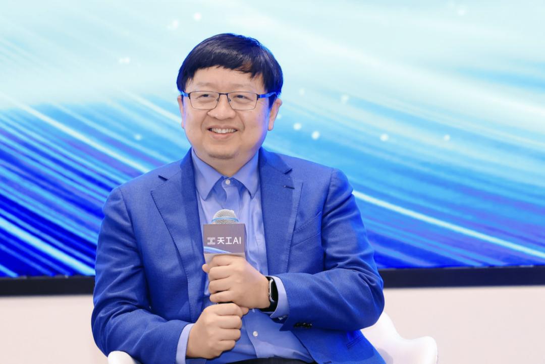 WAIC昆仑万维专场:黄晓明分不清AI和真人,王珞丹凌晨4点抽卡