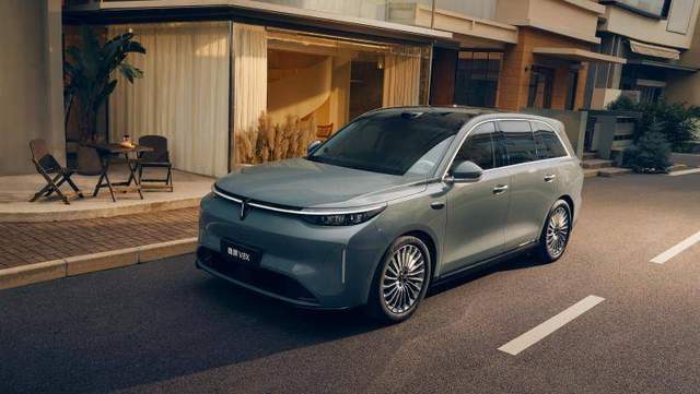 重塑 8 系旗舰新标杆,魏牌 V8X 以极致“诚意”回应家庭品质出行期待