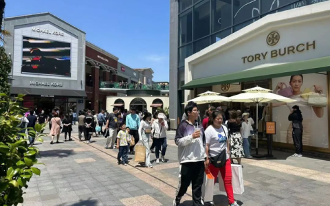 小城青年涌入折扣零售，消费平权时代