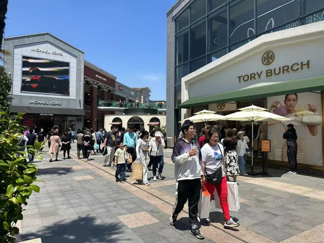 小城青年涌入折扣零售,消费平权时代