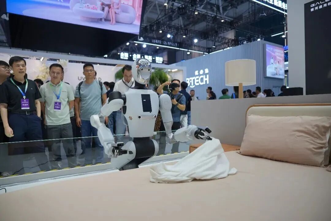把Agent装进赛博躯体:GALBOT ET1与银河通用“一个大脑”的野心