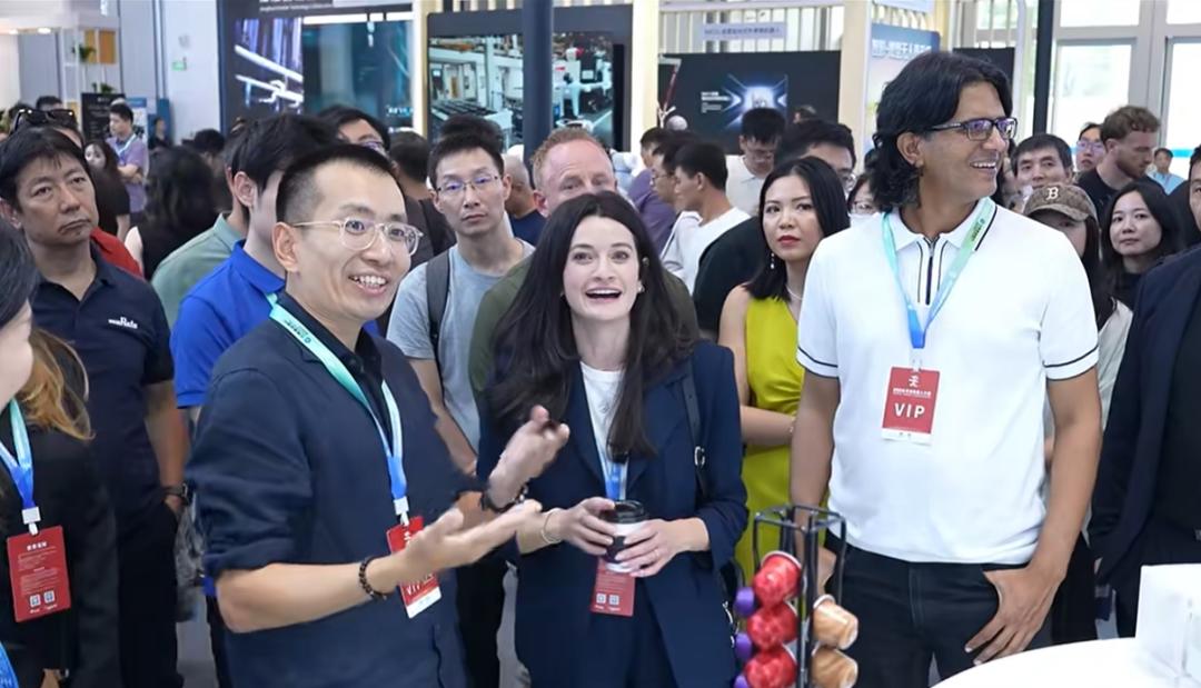 破防了！WRC上的机器人，比我还会过日子