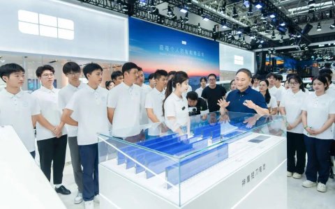 交棒不退场：李书福之后，“一个吉利”驶入全新体系时代
