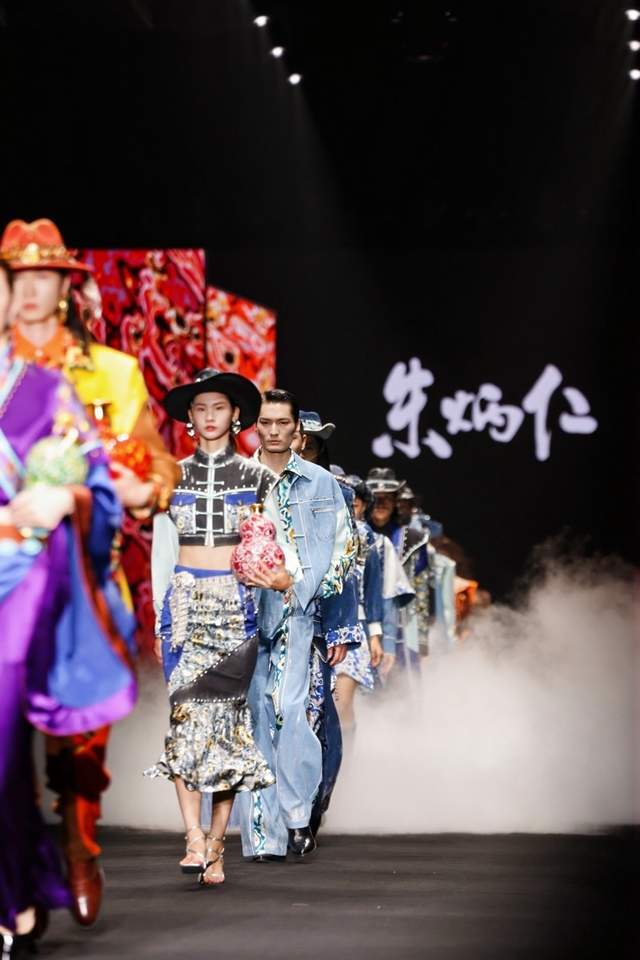 朱炳仁“京派熔装”北京时装周王府井首秀