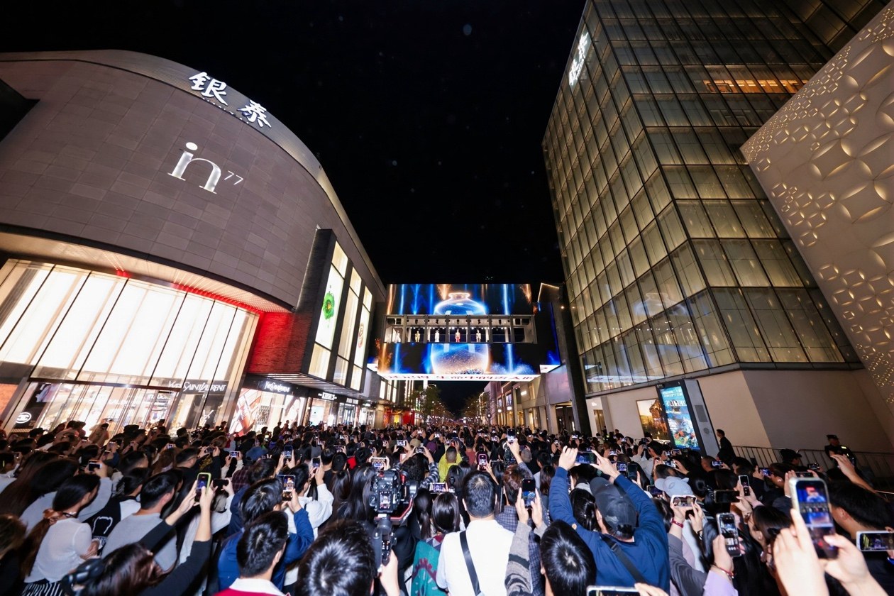 “朱炳仁·铜”感恩大秀登上西子廊桥